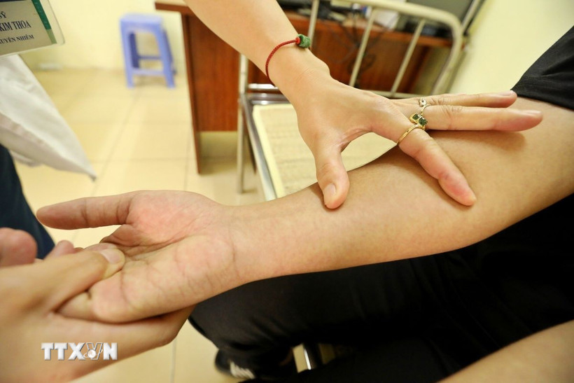 Triệu chứng bệnh sắp khỏi là khi các chấm đỏ dưới da đang mờ dần và không ghi nhận thêm bất kỳ vết bầm tím mới nào hình thành. (Ảnh: Minh Quyết/TTXVN)