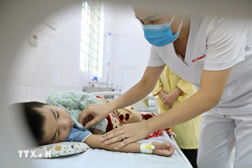 Bệnh nhi mắc sốt xuất huyết. (Ảnh: Minh Quyết/TTXVN)