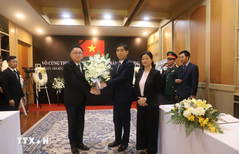 Phó Thủ tướng Thái Lan Prasert Jantararuangtong trao Đại sứ Phạm Việt Hùng vòng hoa của Thủ tướng Paetongtarn Shinawatra gửi viếng nguyên Chủ tịch nước Trần Đức Lương. (Ảnh: Đỗ Sinh/TTXVN)