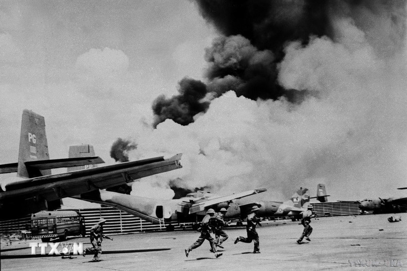 Quân giải phóng đánh chiếm sây bay Tân Sơn Nhất, ngày 30/4/1975. (Ảnh: Quang Thành/TTXVN)