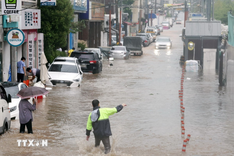 Tuyến phố bị ngập sau những trận mưa lớn tại Gwangju, Hàn Quốc. (Ảnh: Yonhap/TTXVN)