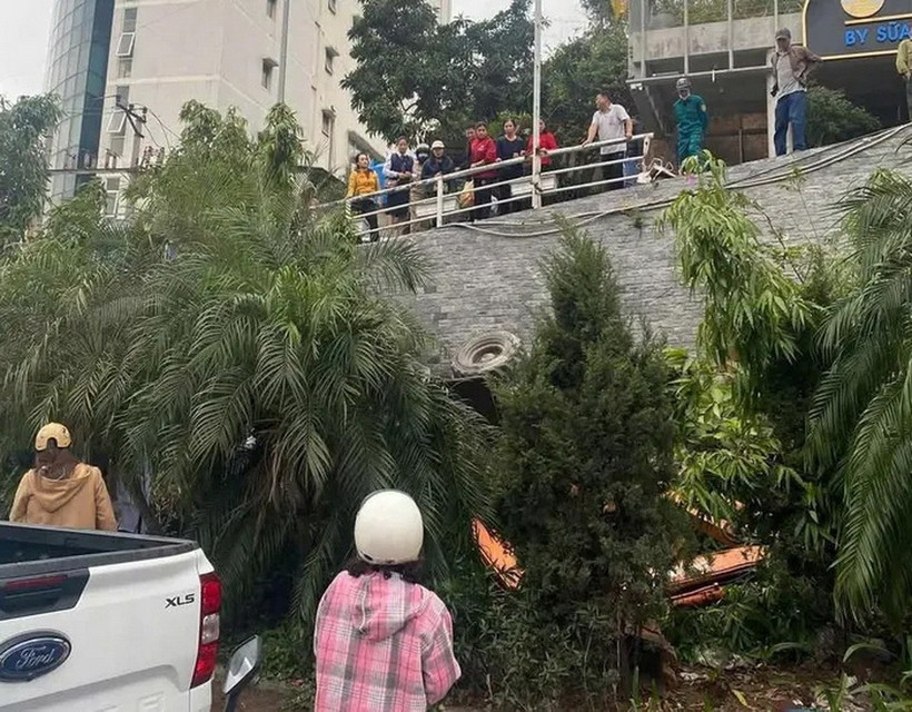 Quảng Ninh: Máy xúc mất phanh rơi xuống bờ kè khiến tài xế tử vong tại chỗ