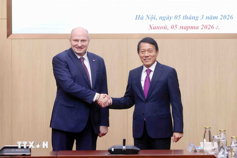 Đại tướng Lương Tam Quang, Bộ trưởng Bộ Công an Việt Nam với Bộ trưởng Bộ Tình trạng khẩn cấp Liên bang Nga Aleksandr Kurenkov. (Ảnh: Phạm Kiên/TTXVN)