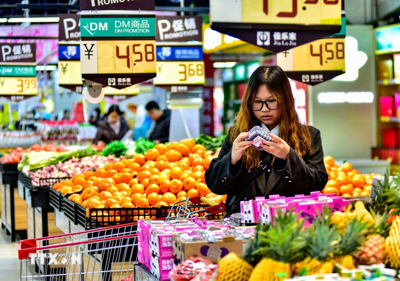 Người tiêu dùng mua sắm tại siêu thị ở tỉnh Sơn Đông, Trung Quốc. (Ảnh: THX/TTXVN)