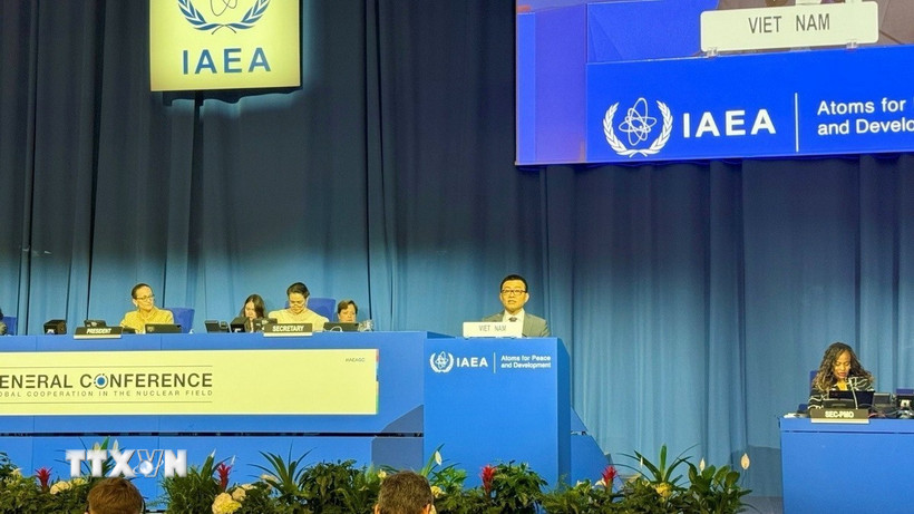 Đại sứ Lê Vũ Thái Hoàng, Đại sứ Việt Nam tại Cộng hòa Áo, Trưởng Phái đoàn thường trực của Việt Nam tại IAEA và các tổ chức quốc tế phát biểu tại Phiên toàn thể của Khóa họp lần thứ 69 Đại hội đồng IAEA. (Ảnh: TTXVN phát)