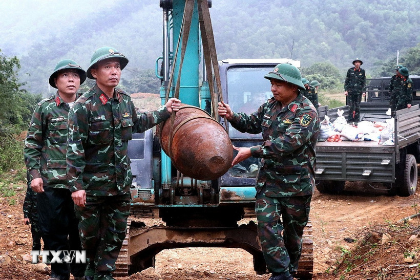 Lực lượng chức năng luôn nâng cao tinh thần cảnh giác khi vận chuyển bom GP300. (Ảnh: Thanh Hải/TTXVN)