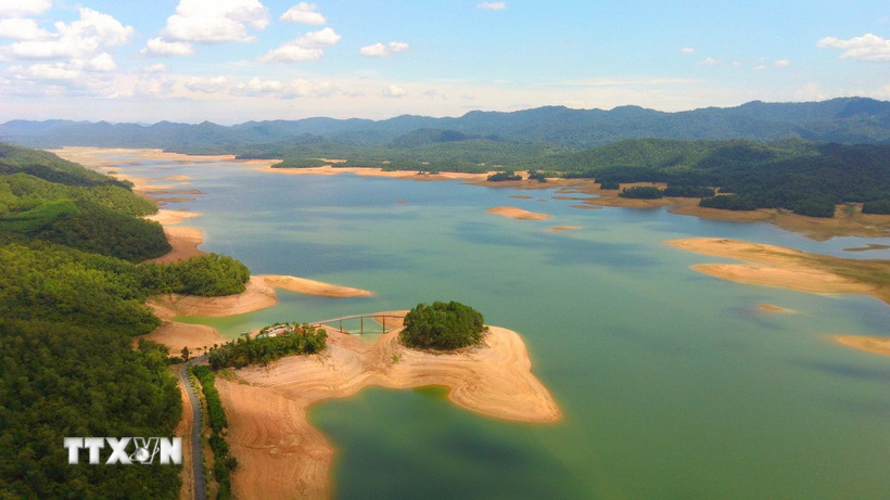 Hồ Kẻ Gỗ nằm yên bình trong khu bảo tồn thiên nhiên quốc gia. (Ảnh: Nhật Anh/TTXVN)