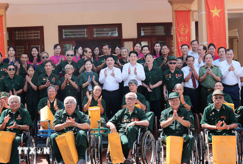 Chủ tịch nước Lương Cường thăm, tặng quà cho các thương binh tại Trung tâm Điều dưỡng Thương binh Duy Tiên. (Ảnh: An Đăng/TTXVN)