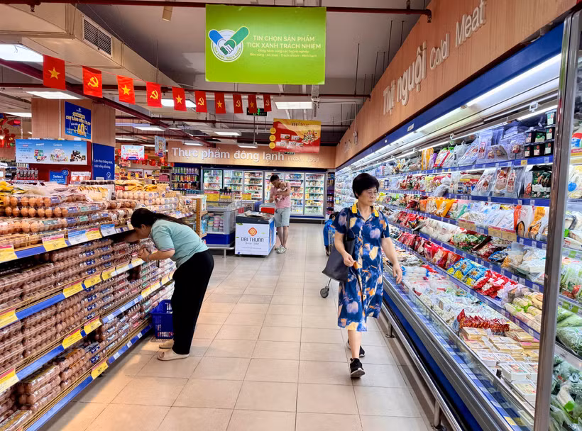 Người tiêu dùng mua sắm tại khu vực hàng hóa gắn Tick xanh trách nhiệm, tại Co.opmart Rạch Miễu, Thành phố Hồ Chí Minh. (Ảnh: Hương Giang/TTXVN)