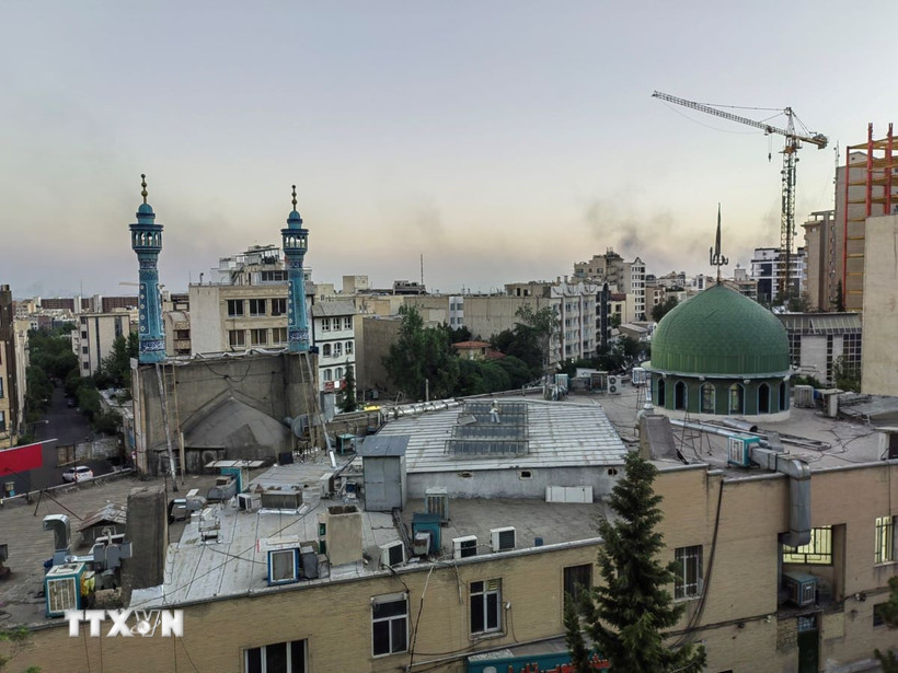 Khói bốc lên sau cuộc tấn công của Israel tại Tehran, Iran, ngày 17/6/2025. (Ảnh: THX/TTXVN)