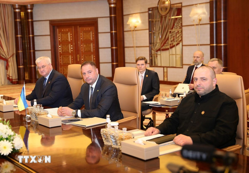 Phái đoàn đàm phán của Ukraine gồm Bộ trưởng Quốc phòng Rustem Umerov (phải, phía trước), Ngoại trưởng Andrii Sybiha (trái) tại Jeddah, Saudi Arabia, ngày 11/3/2025. (Ảnh: THX/TTXVN)