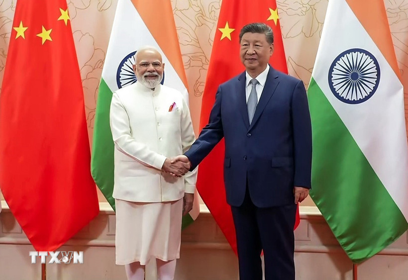 Thủ tướng Ấn Độ Narendra Modi (trái) và Chủ tịch Trung Quốc Tập Cận Bình tại cuộc gặp ở Thiên Tân, Trung Quốc ngày 31/8/2025. (Ảnh: ANI/TTXVN)