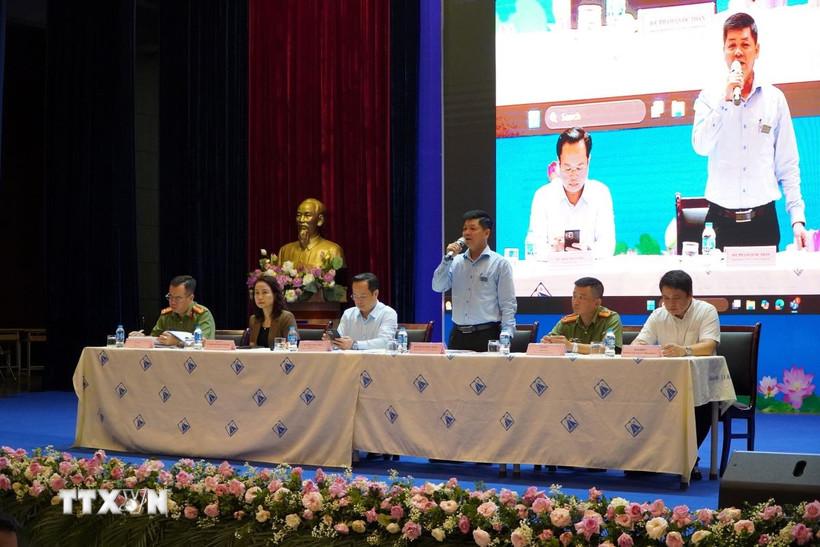 Giải đáp các băn khoăn của cán bộ coi thi. (Ảnh: Nguyễn Cúc/TTXVN)