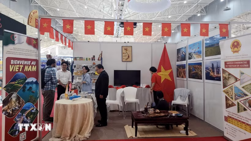 Gian hàng của Việt Nam tại Hội chợ Quốc tế Algiers 2026. (Ảnh: Mạnh Hùng/TTXVN)