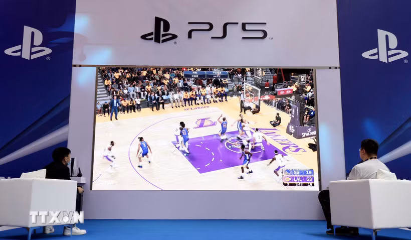 Khách hàng trải nghiệm máy chơi trò chơi điện tử PlayStation 5 của Sony. (Ảnh: THX/TTXVN)