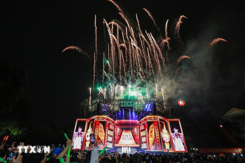 Màn pháo hoa kết hợp âm nhạc và ánh sáng rực rỡ. (Ảnh: Khánh Hòa/TTXVN)