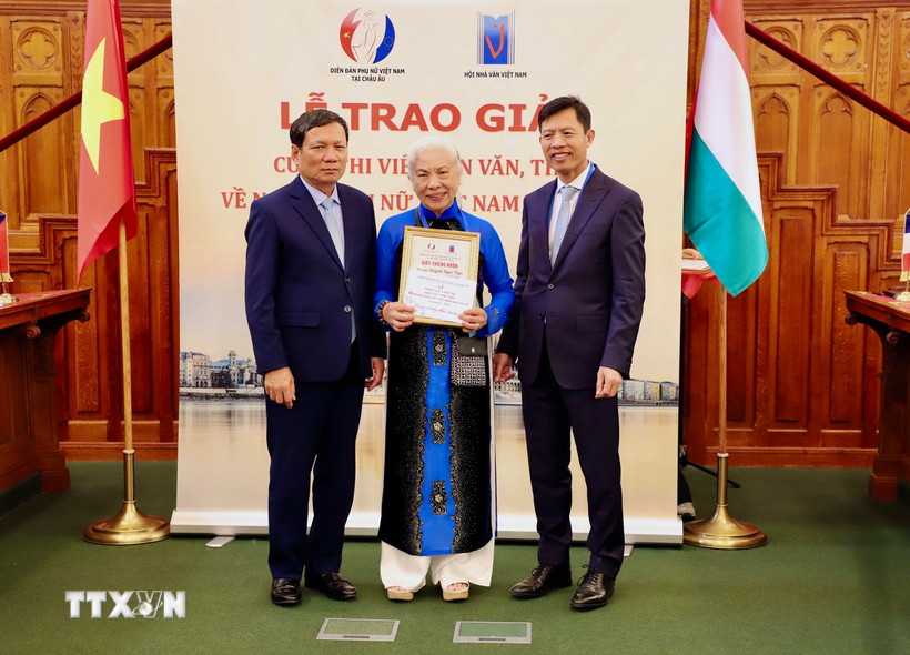 Tác giả đến từ Italy Huỳnh Ngọc Nga, 76 tuổi, cao tuổi nhất cuộc thi đã giành giải nhì cho tác phẩm “Bàn cờ tướng của cha”. (Ảnh: Phương Hoa/TTXVN)