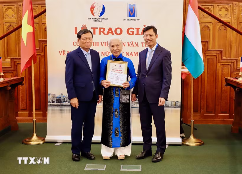 Tác giả đến từ Italy Huỳnh Ngọc Nga, 76 tuổi, cao tuổi nhất cuộc thi đã giành giải nhì cho tác phẩm “Bàn cờ tướng của cha”. (Ảnh: Phương Hoa/TTXVN)
