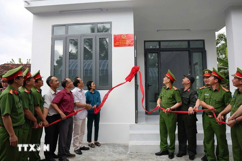 Công an tỉnh Khánh Hòa bàn giao nhà cho người dân vùng lũ. (Ảnh: TTXVN phát)