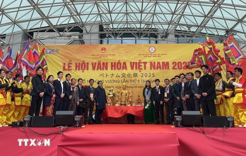 Tái hiện lễ Giỗ Tổ Hùng Vương tại Lễ hội Văn hóa Việt Nam 2025 tại Osaka.. (Ảnh: Nguyễn Tuyến/TTXVN)