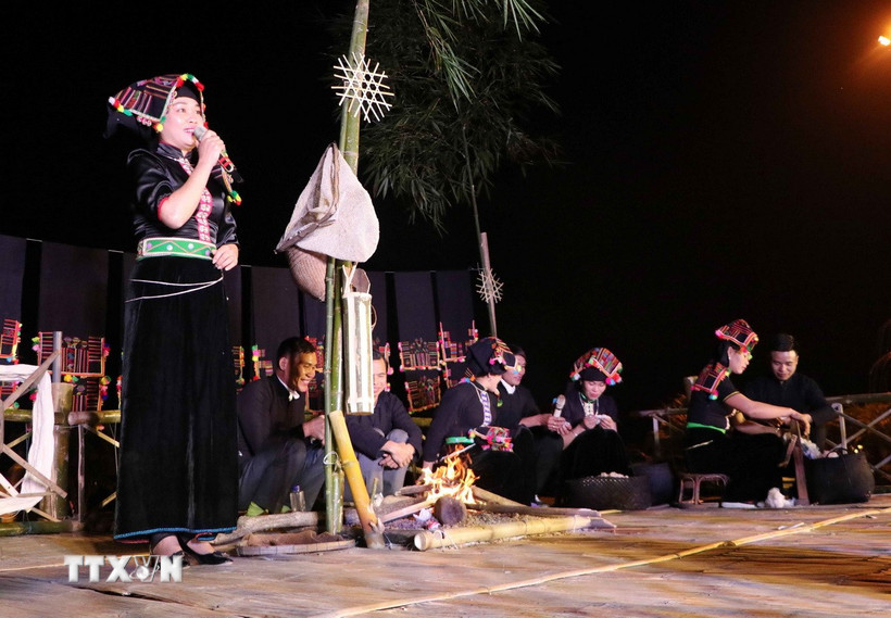 Trên sàn Hạn Khuống, trai gái đua tài bằng những tiết mục văn hóa, văn nghệ mang đậm bản sắc văn hóa truyền thống dân tộc. (Ảnh: Nguyễn Oanh/TTXVN)