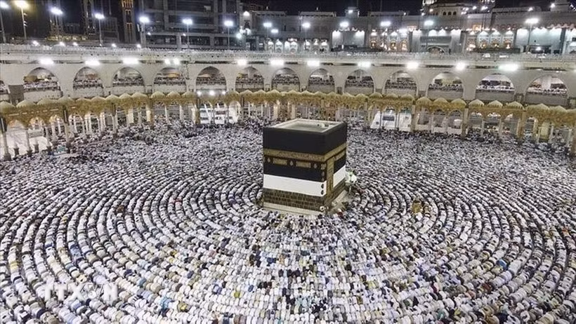 Các tín đồ Hồi giáo cầu nguyện tại Đền thờ Lớn ở thánh địa Mecca, Saudi Arabia, trong lễ hành hương Hajj năm 2025. (Ảnh: IRNA/TTXVN)