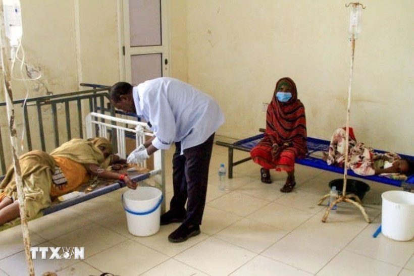 Bệnh nhân mắc bệnh tả được điều trị tại trung tâm cách ly ở Wad Al-Hilu, bang Kassala, Sudan. (Ảnh: Getty Images/TTXVN)