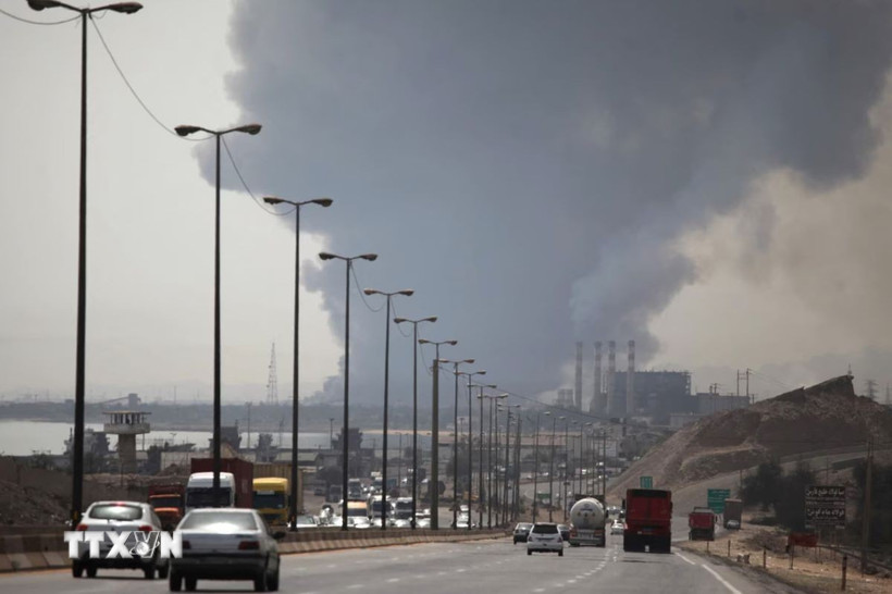 Khói bốc cao ngút sau vụ nổ tại khu cảng Shahid Rajaee ở thành phố Bandar Abbas, miền Nam Iran ngày 26/4. (Ảnh: REUTERS/TTXVN)
