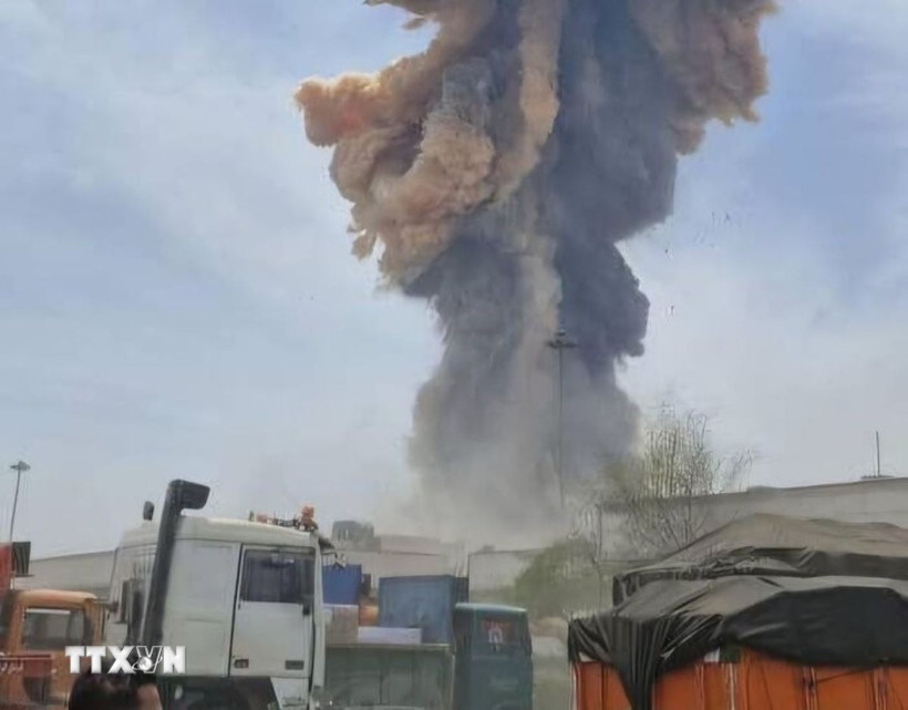 Khói bốc cao ngút sau vụ nổ tại khu cảng Shahid Rajaee ở thành phố Bandar Abbas, miền Nam Iran ngày 26/4/2025. (Ảnh: )IRNA/TTXVN