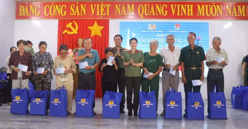 Tặng quà cho các thương binh, bệnh binh, cựu chiến binh có hoàn cảnh khó khăn trên địa bàn phường Thới Sơn, tỉnh An Giang. (Ảnh: Công Mạo/TTXVN)