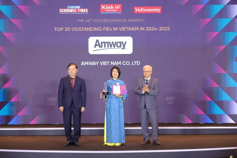Đại diện Amway Việt Nam nhận giải thưởng từ Ban tổ chức.