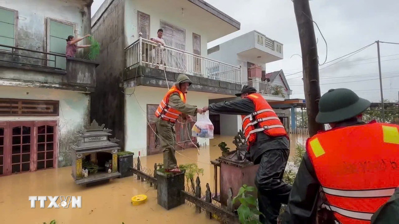 Cán bộ, chiến sỹ Lữ đoàn 575 trao tặng 200 suất ăn cho đồng bào vùng lũ Hòa Tiến, Đà Nẵng. (Ảnh: TTXVN phát)