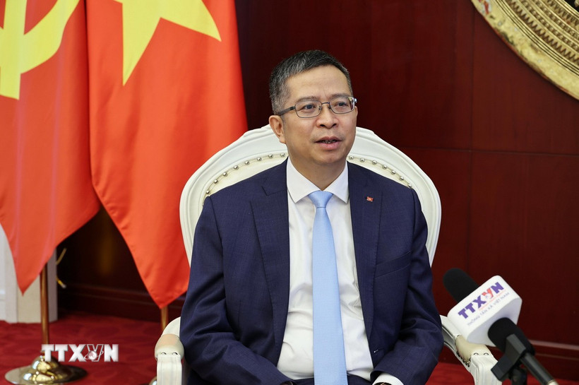 Đại sứ Việt Nam tại Trung Quốc Phạm Thanh Bình trả lời phỏng vấn phóng viên TTXVN tại Bắc Kinh về công tác ngoại giao kinh tế 6 tháng cuối năm 2025. (Ảnh: Quang Hưng/TTXVN)