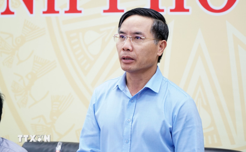 Chủ tịch UBND thành phố Đà Nẵng Phạm Đức Ấn báo cáo tình hình thiệt hại mưa lũ. (Ảnh: Quốc Dũng/TTXVN)