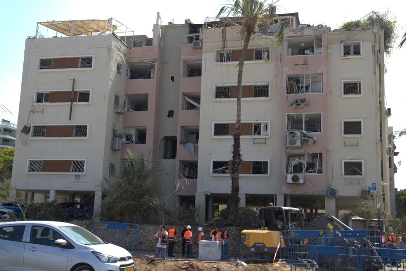 Một tòa nhà chung cư ở đường Levy Eshkol (Tel Aviv) bị phá hủy do trúng tên lửa rạng sáng 16/6. (Ảnh: Thanh Bình/TTXVN)