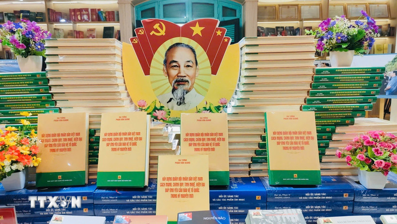 Cuốn sách của Đại tướng Phan Văn Giang, Ủy viên Bộ Chính trị, Phó Bí thư Quân ủy Trung ương, Bộ trưởng Bộ Quốc phòng. (Ảnh: Hiền Hạnh/TTXVN)