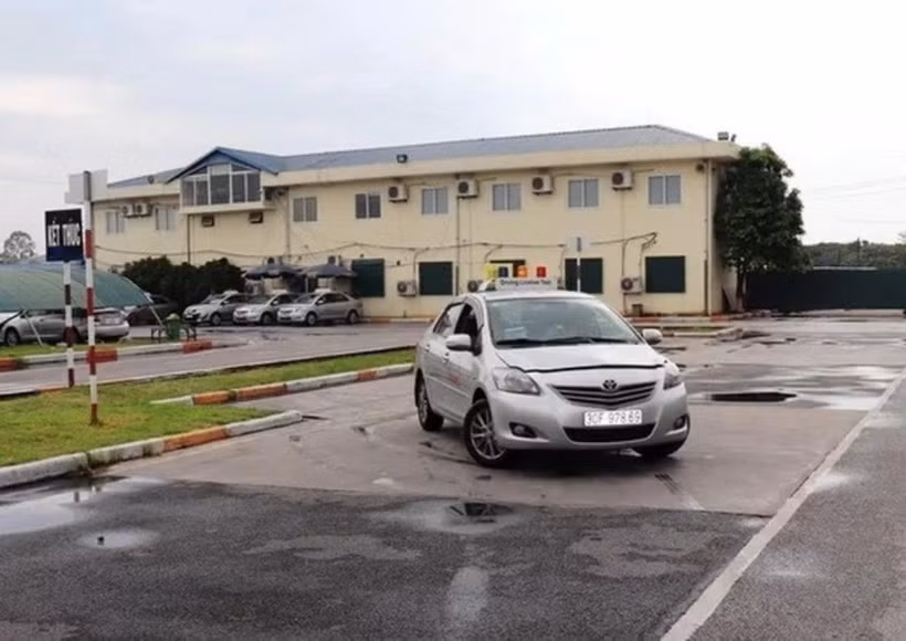Học viên học lái xe trong sa hình tại một cơ sở đào tạo lái xe của Hà Nội. (Ảnh: Việt Hùng/Vietnam+)