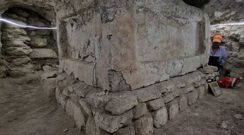 Công trình là một cấu trúc mái dốc, có chu vi từ Đông sang Tây là 1,1m, từ Bắc xuống Nam là 1,8m, cao khoảng 1m, được đá vôi bao phủ.. (Ảnh: AFP)