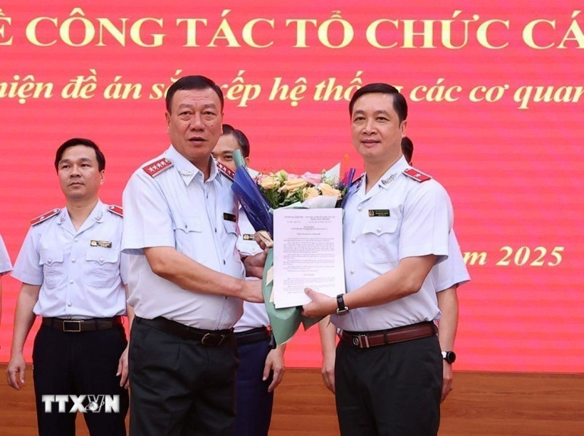 Ông Đoàn Hồng Phong, Ủy viên Trung ương Đảng, Bí thư Đảng ủy, Tổng Thanh tra Chính phủ, trao các quyết định về công tác cán bộ tại Thanh tra Chính phủ. (Ảnh: Văn Điệp/TTXVN)