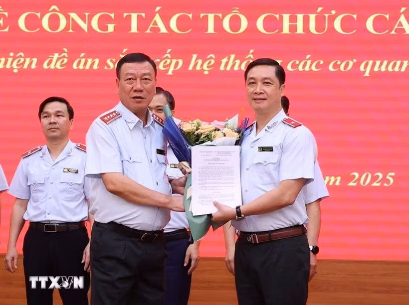Ông Đoàn Hồng Phong, Ủy viên Trung ương Đảng, Bí thư Đảng ủy, Tổng Thanh tra Chính phủ, trao các quyết định về công tác cán bộ tại Thanh tra Chính phủ. (Ảnh: Văn Điệp/TTXVN)