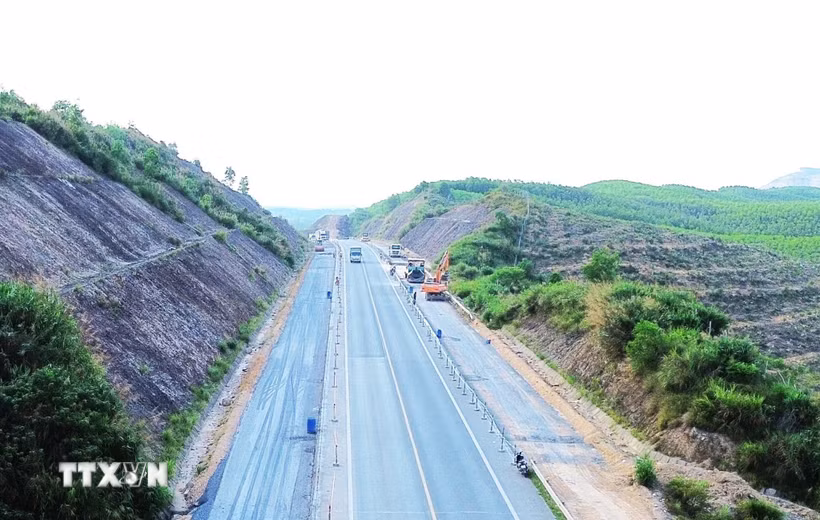 Phương tiện thi công mở rộng cao tốc Cam Lộ-La Sơn, đoạn qua thành phố Huế. (Ảnh: Nguyên Lý/TTXVN)