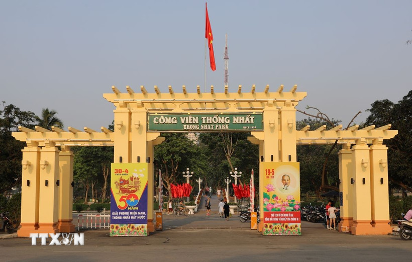 Cổng vào công viên công viên Thống Nhất (mặt đường Lê Duẩn). (Ảnh: Quốc Lũy/TTXVN)