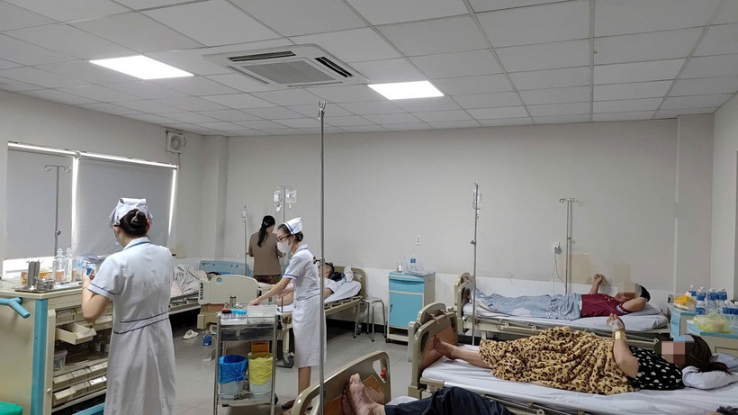 Các ca nghi ngộ độc sau khi ăn bánh mỳ đang điều trị tại bệnh viện. (Ảnh: Báo Lâm Đồng)