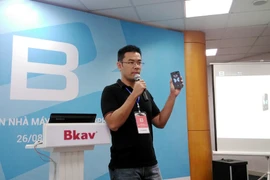 Ông Bạch Thành Lê cho biết mục tiêu của Bkav là đưa Bphone ra thị trường quốc tế. (Ảnh: T.H/Vietnam+)