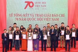 Nhóm phóng viên VietnamPlus vinh dự nhận giải C. (Ảnh: Doãn Tấn/TTXVN)