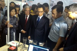 Phó Thủ tướng Vũ Đức Đam thăm gian hàng của DTT, một doanh nghiệp công nghệ thông tin có sự phát triển khá tốt trong thời gian qua với sản phẩm tiêu biểu là nền tảng phát triển chính quyền điện tử nguồn mở, là đối tác của Intel về IoT... (Ảnh: T.H/Vietnam