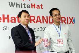 Ông Nguyễn Huy Dũng (trái) và ông Ngô Tuấn Anh khai mạc cuộc thi WhiteHat Grand Prix - Global Challenge 2015. (Ảnh: Trung Hiền/Vietnam+)