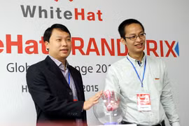 Ông Nguyễn Huy Dũng (trái) và ông Ngô Tuấn Anh khai mạc cuộc thi WhiteHat Grand Prix - Global Challenge 2015. (Ảnh: Trung Hiền/Vietnam+)