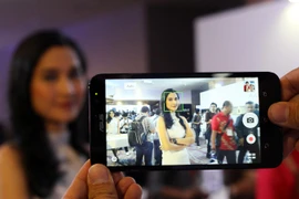 [Photo] Cận cảnh smartphone RAM 4GB đầu tiên trên thế giới 