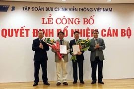 Ông Tô Dũng Thái (thứ hai từ phải sang trái) là gương mặt trẻ khá triển vọng của VNPT. (Ảnh: CTV/Vietnam+)